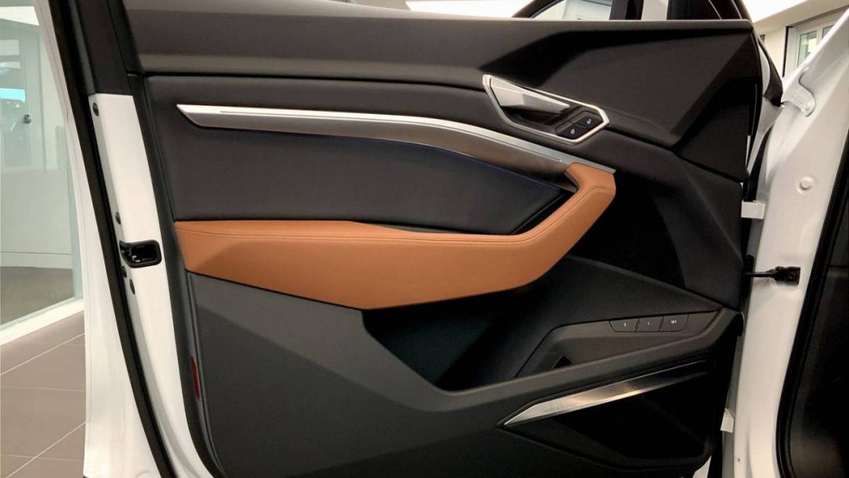 2019 Audi e-tron WA1LAAGE4KB024837
