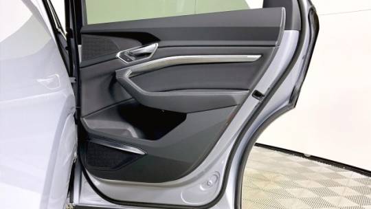 2019 Audi e-tron WA1LAAGE9KB023196
