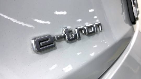 2019 Audi e-tron WA1LAAGE8KB023917