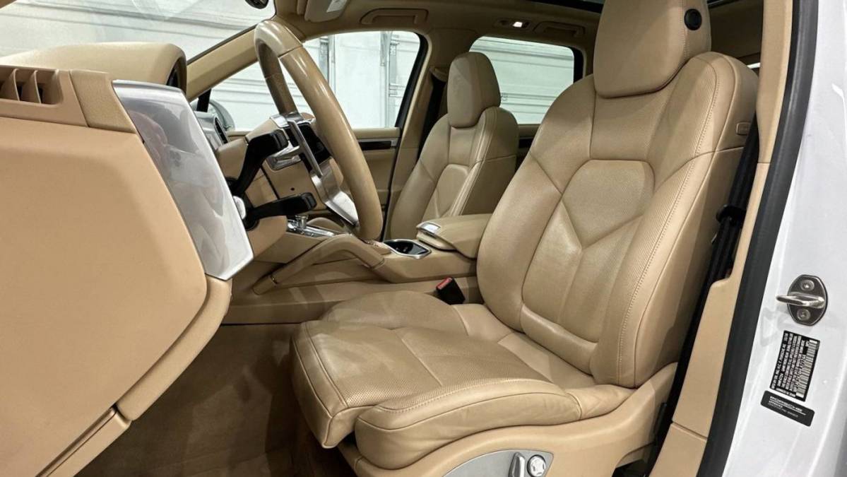 2017 Porsche Cayenne WP1AE2A24HLA71244