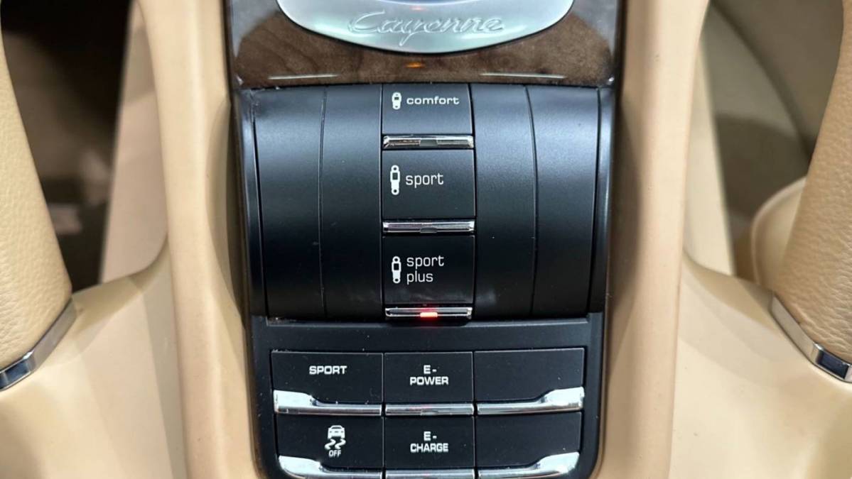 2017 Porsche Cayenne WP1AE2A24HLA71244