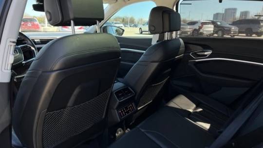 2019 Audi e-tron WA1VAAGE7KB023576