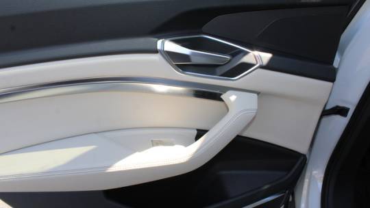 2021 Audi e-tron WA1LAAGE3MB016280
