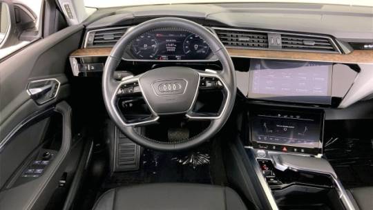 2019 Audi e-tron WA1LAAGE5KB024068
