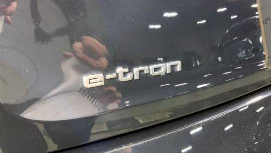 2019 Audi e-tron WA1LAAGE5KB024068
