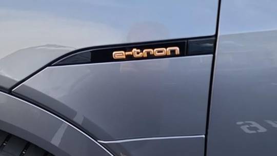 2019 Audi e-tron WA1LAAGE4KB012574