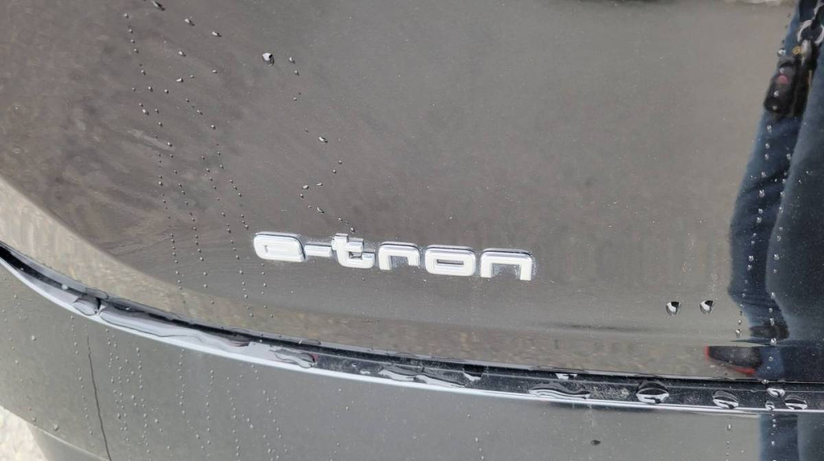 2019 Audi e-tron WA1VAAGE7KB010035