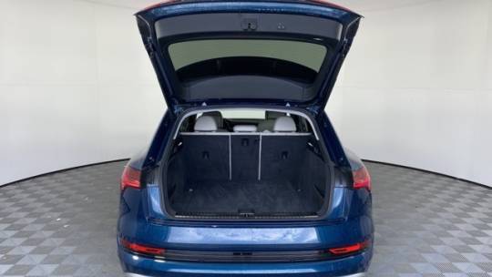 2019 Audi e-tron WA1LAAGE8KB009077