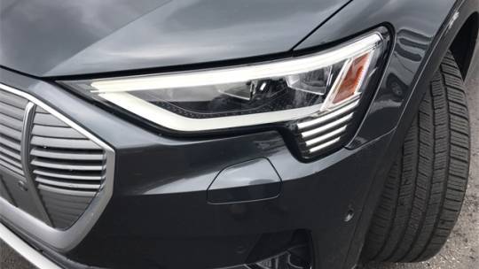 2019 Audi e-tron WA1LAAGE1KB012595