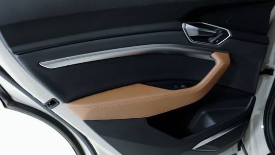 2019 Audi e-tron WA1LABGE7KB015376