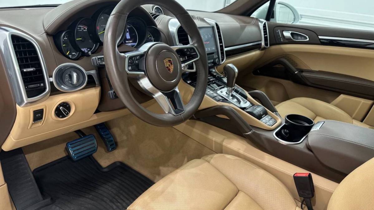 2017 Porsche Cayenne WP1AE2A23HLA71641