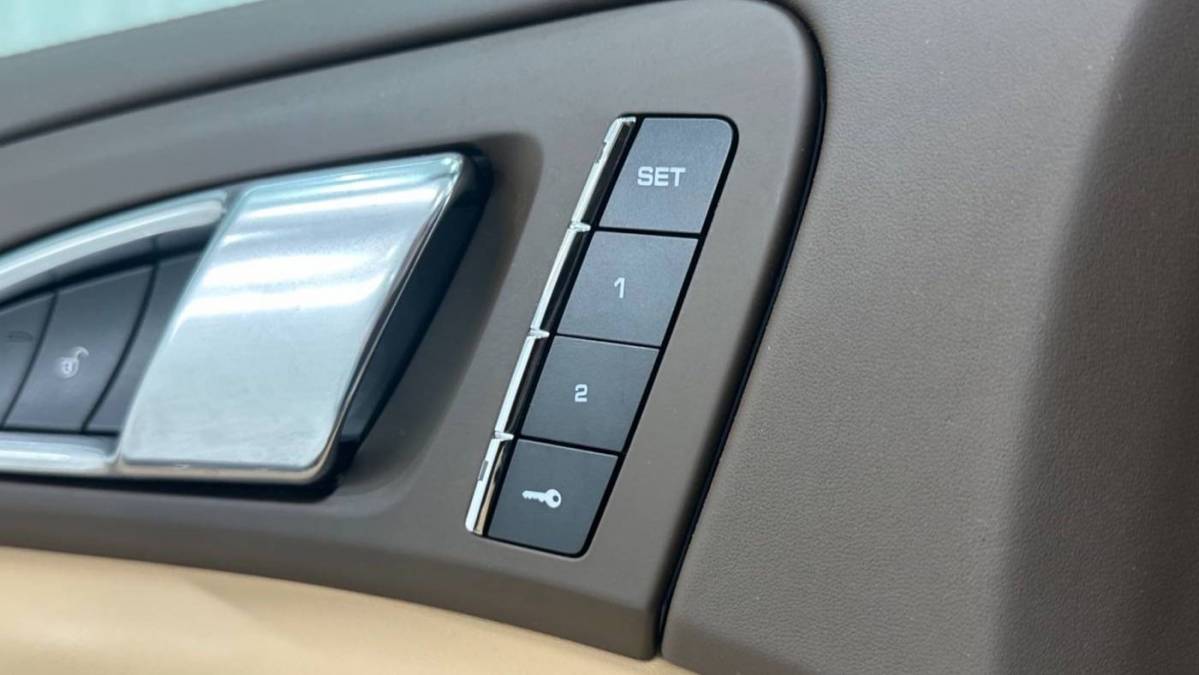 2017 Porsche Cayenne WP1AE2A23HLA71641