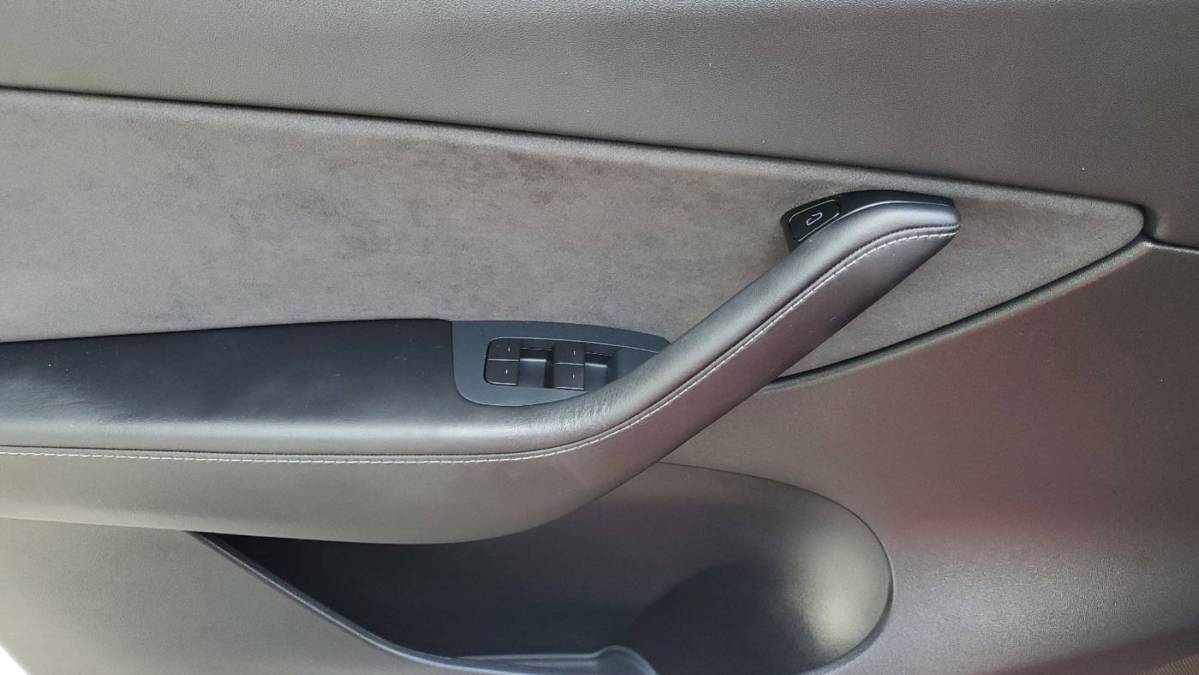 2021 Tesla Model Y 5YJYGDEE5MF184403
