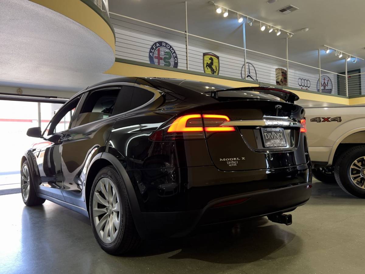 2018 Tesla Model X 5YJXCAE28JF090829