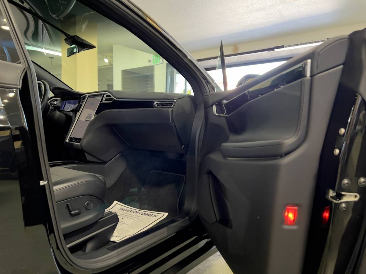 2018 Tesla Model X 5YJXCAE28JF090829