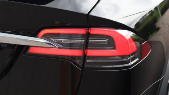 2018 Tesla Model X 5YJXCDE23JF111782