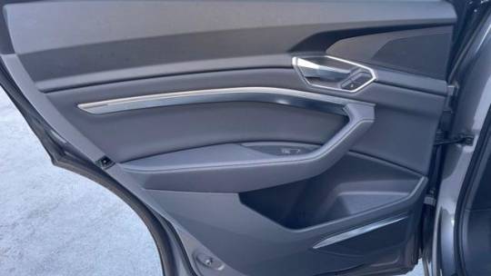 2019 Audi e-tron WA1LAAGE8KB020452