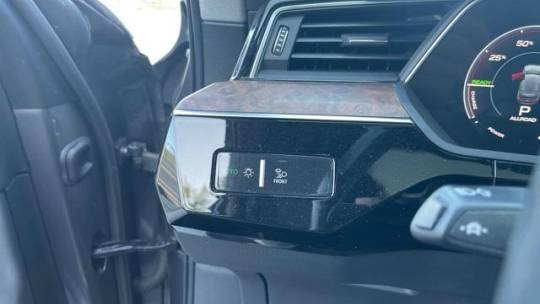 2019 Audi e-tron WA1LAAGE8KB020452
