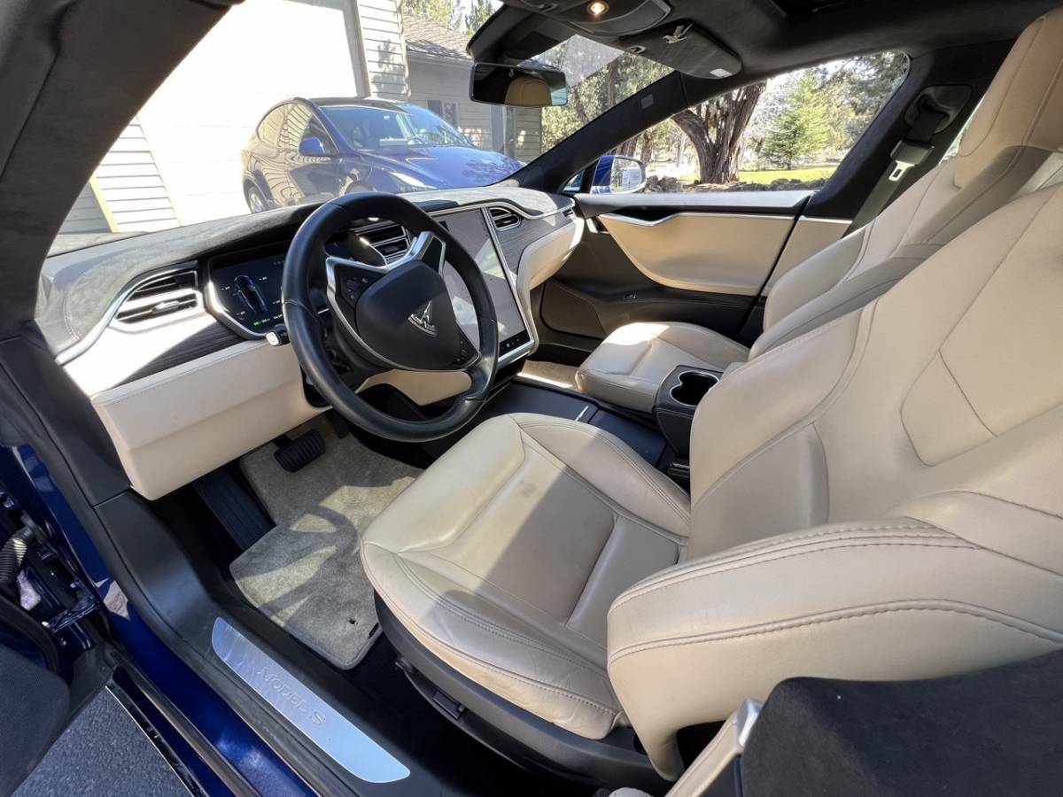 2016 Tesla Model S 5YJSA1E20GF147968