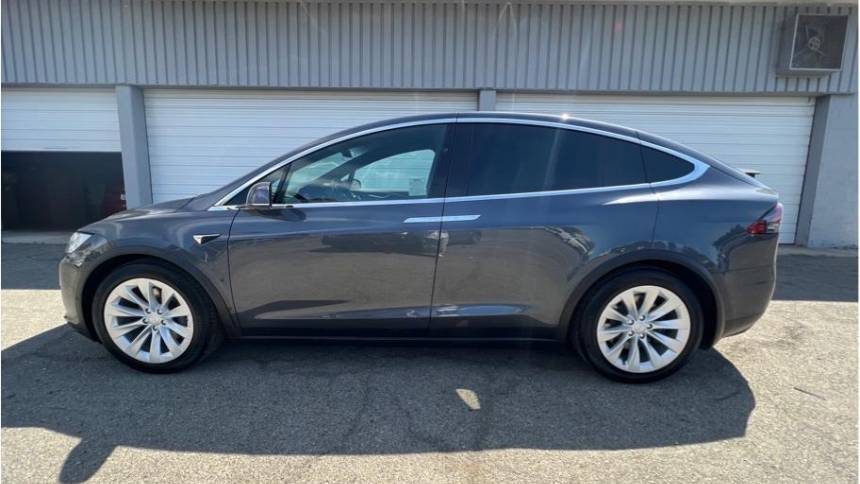 2018 Tesla Model X 5YJXCAE2XJF109428