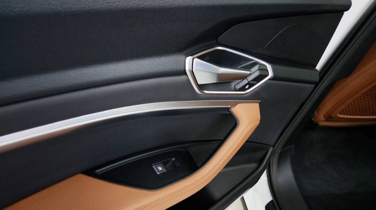 2019 Audi e-tron WA1LAAGE2KB024836