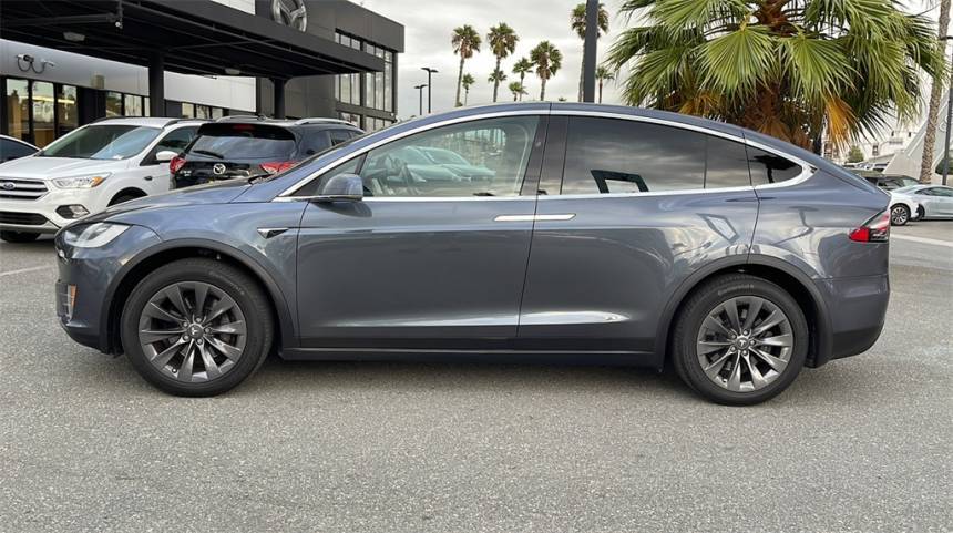 2018 Tesla Model X 5YJXCDE24JF100032