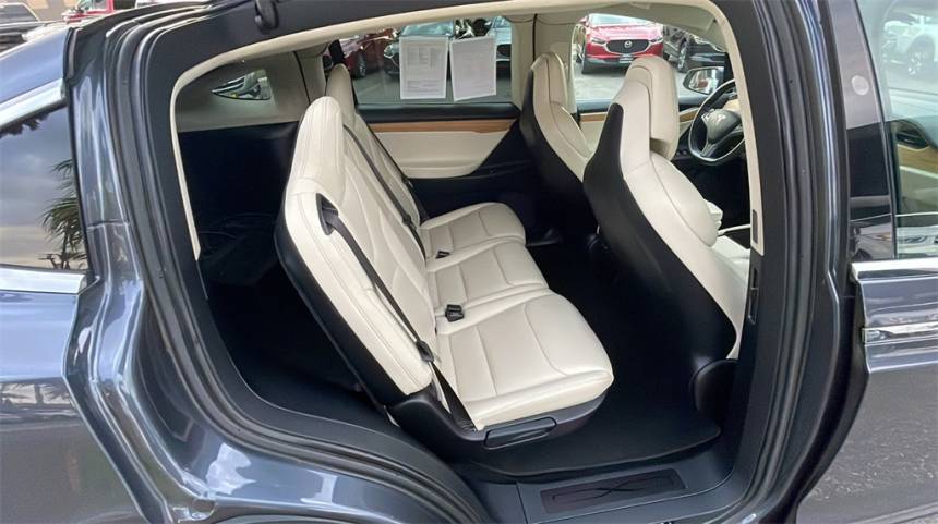 2018 Tesla Model X 5YJXCDE24JF100032