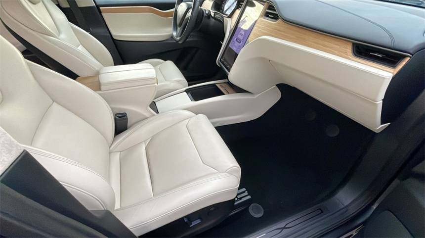 2018 Tesla Model X 5YJXCDE24JF100032