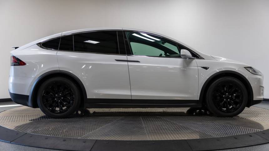 2018 Tesla Model X 5YJXCDE27JF088474