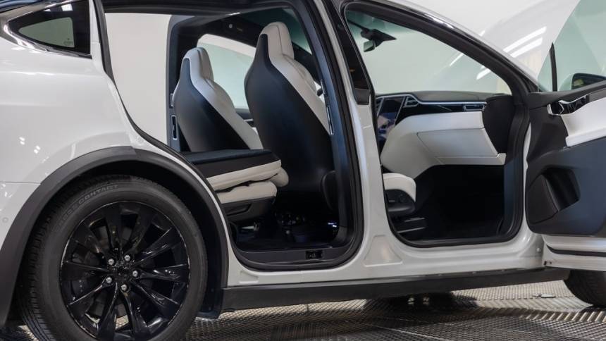 2018 Tesla Model X 5YJXCDE27JF088474