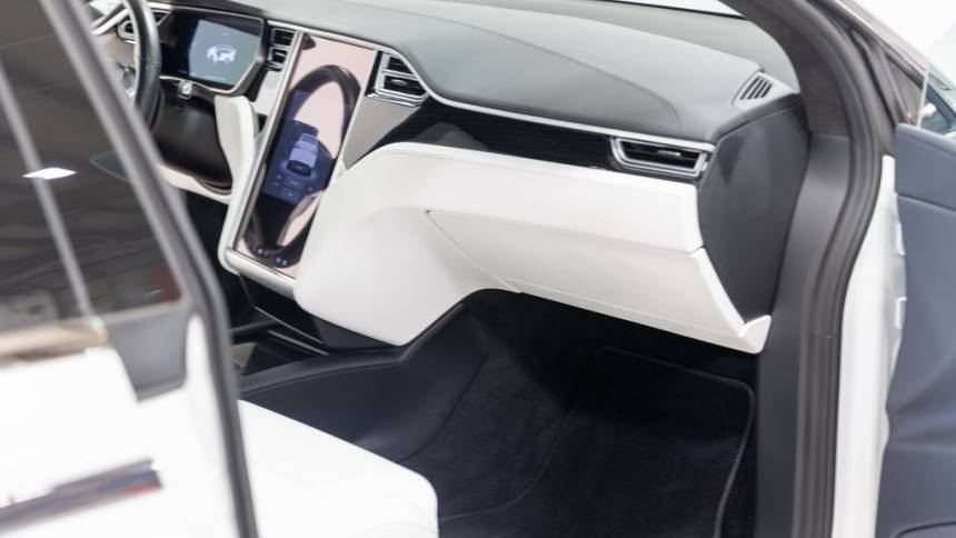 2018 Tesla Model X 5YJXCDE27JF088474