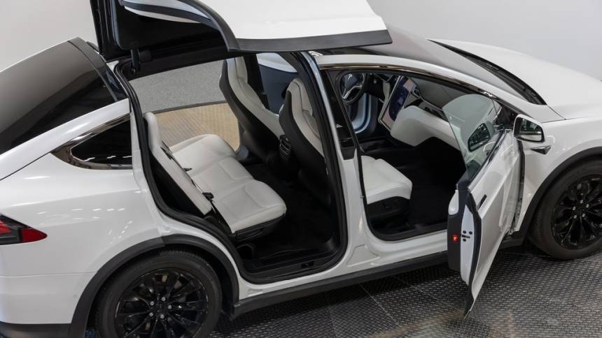 2018 Tesla Model X 5YJXCDE27JF088474