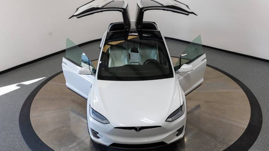 2018 Tesla Model X 5YJXCDE27JF088474