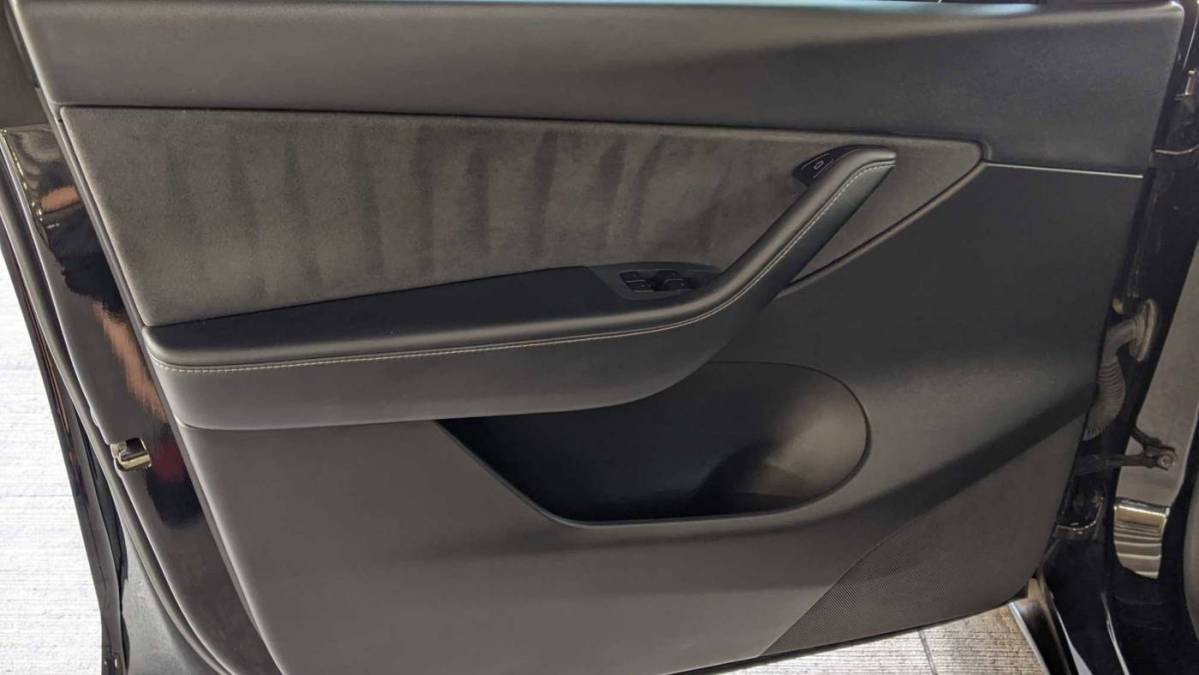 2021 Tesla Model Y 5YJYGDEE9MF183383