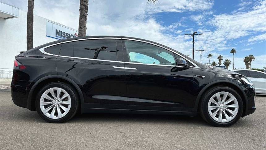 2018 Tesla Model X 5YJXCDE27JF088880