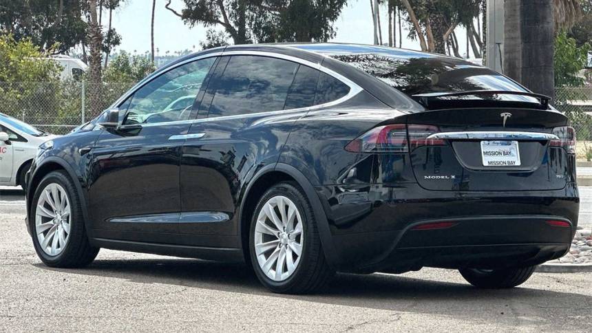 2018 Tesla Model X 5YJXCDE27JF088880