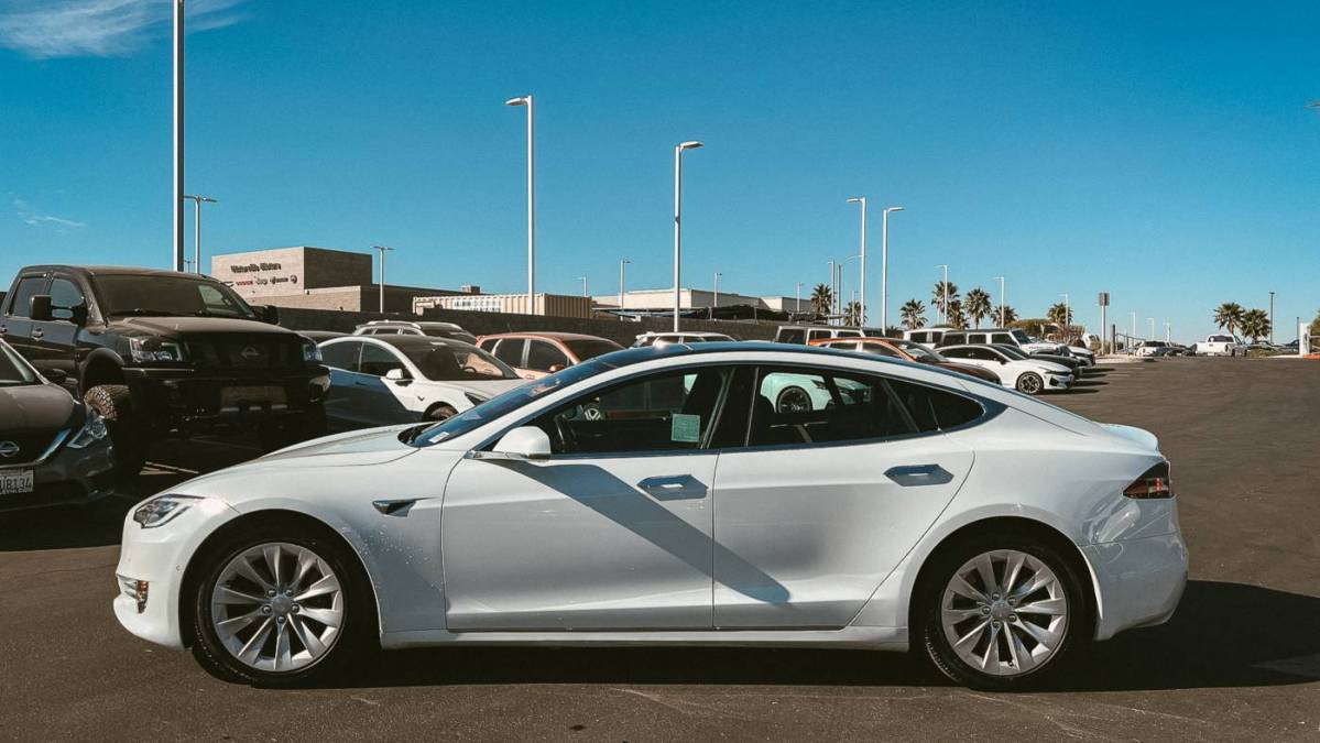 2018 Tesla Model S 5YJSA1E28JF281084