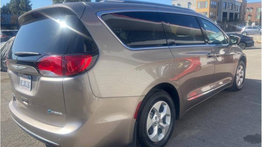 2018 Chrysler Pacifica Hybrid 2C4RC1L76JR157665