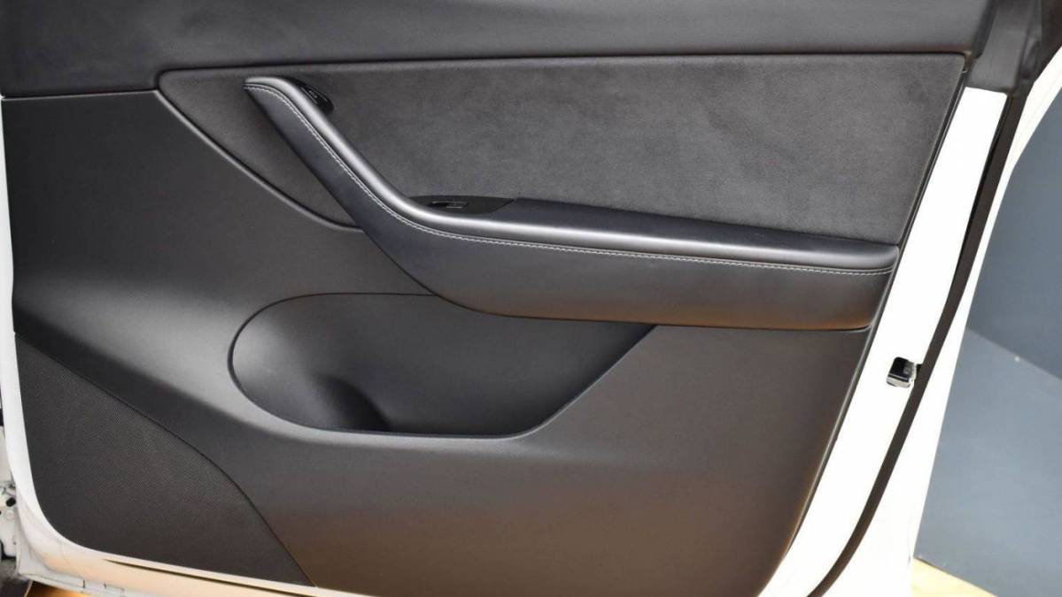 2020 Tesla Model Y 5YJYGDEE2LF044212