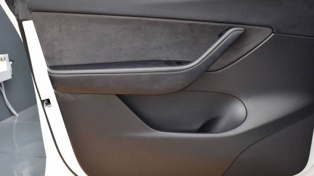 2020 Tesla Model Y 5YJYGDEE2LF044212