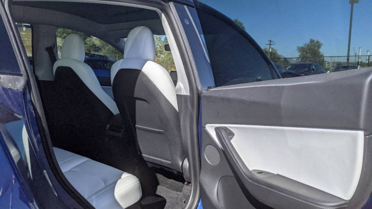 2021 Tesla Model Y 5YJYGDEE8MF193029