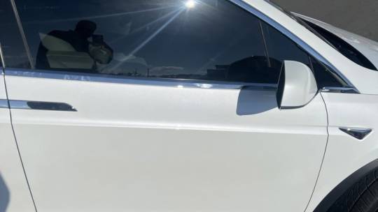 2018 Tesla Model X 5YJXCDE28JF104083