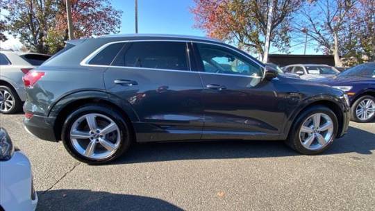 2019 Audi e-tron WA1LAAGE1KB025055