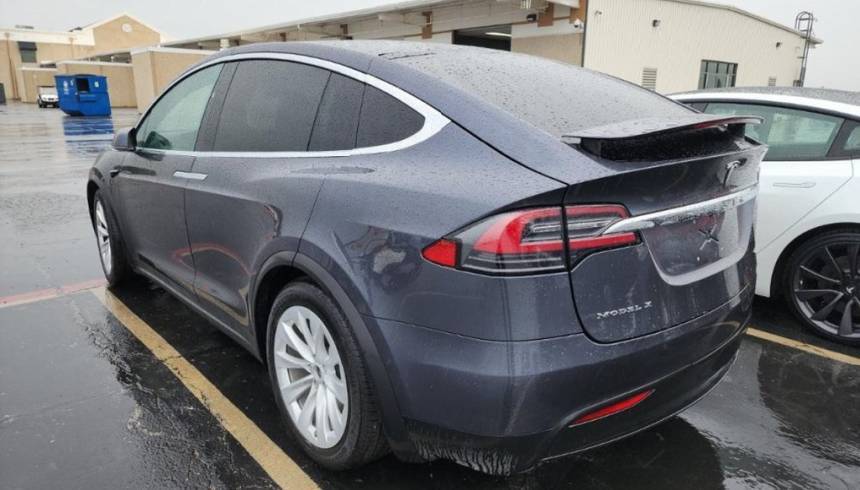 2018 Tesla Model X 5YJXCDE21JF088101