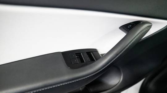 2021 Tesla Model Y 5YJYGDEE1MF064419
