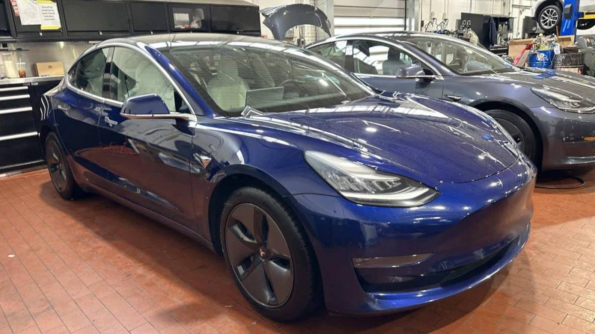 2018 Tesla Model 3 5YJ3E1EB7JF056132