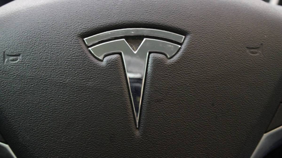 2015 Tesla Model S 5YJSA1S11FF098418