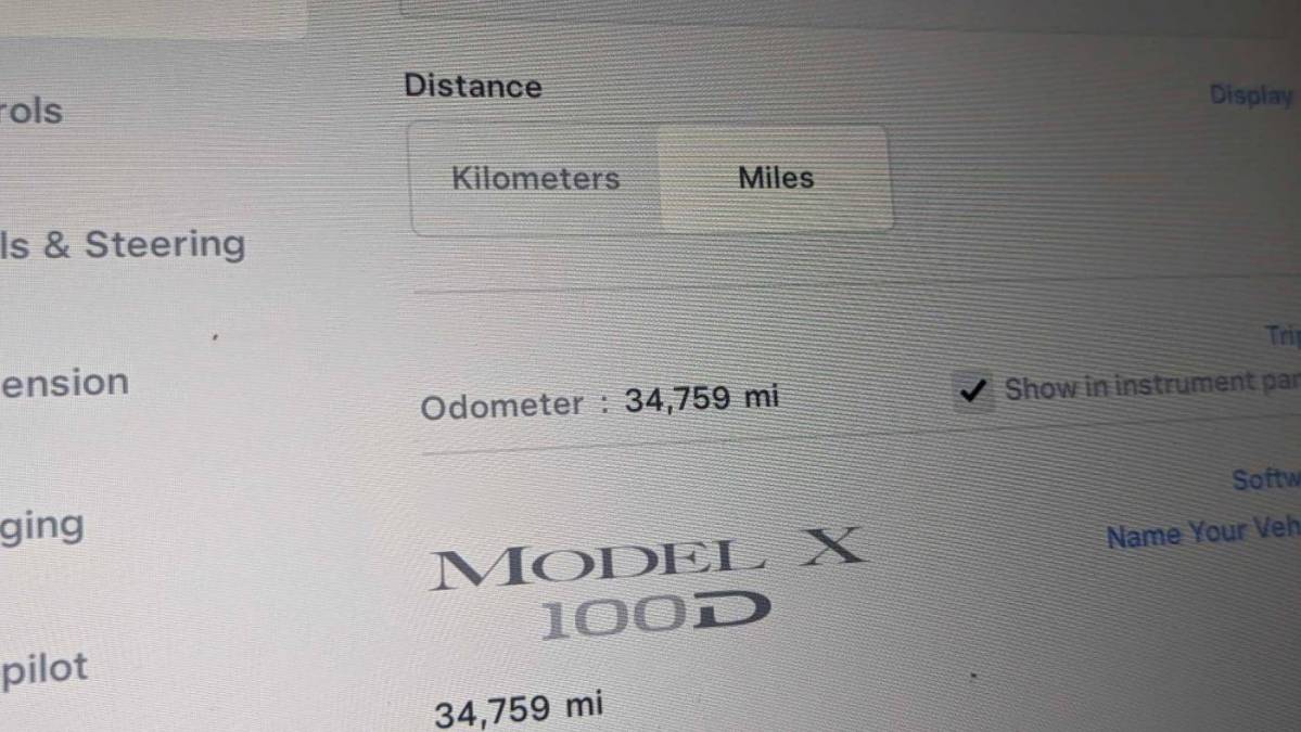 2018 Tesla Model X 5YJXCDE27JF140492