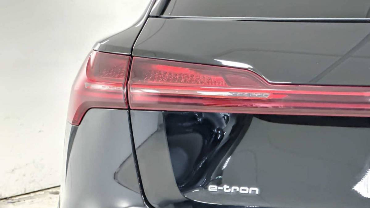 2019 Audi e-tron WA1LAAGE4KB023073