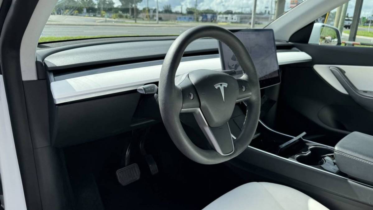 2021 Tesla Model Y 5YJYGDEE5MF112472